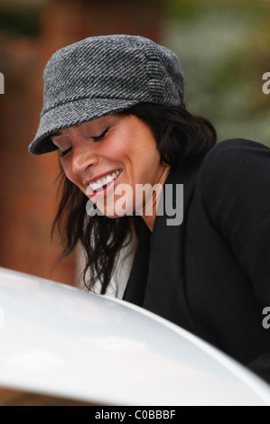 Christine Bleakley 'The One Show' présentateur de télévision parking vu sa voiture avant de se diriger vers un bar dans l'ouest de Londres. Où Banque D'Images