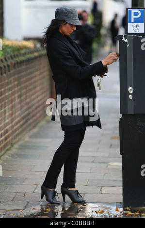 Christine Bleakley 'The One Show' présentateur de télévision parking vu sa voiture avant de se diriger vers un bar dans l'ouest de Londres. Où Banque D'Images