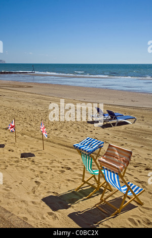 Chaises vides en attente de baigneurs Banque D'Images