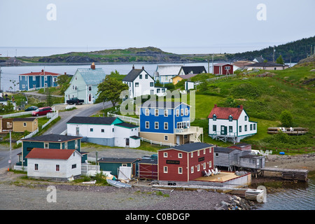 Maisons colorées d'un village de pêcheurs sur la côte de Terre-Neuve, Canada Banque D'Images