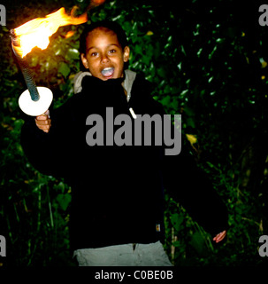 Une jeune fille célébrant la procession aux flambeaux de Dover's Hill à Chipping Campden durant la Robert Dover's Games Banque D'Images