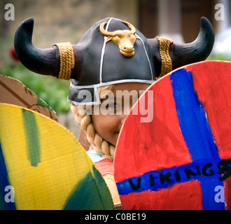 Jolie mixed race girl in fancy dress à Chipping Campden Robert Dovers/Scuttlebrook Jeux Service Banque D'Images