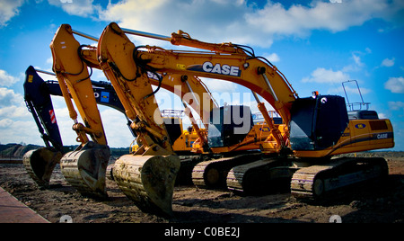 Diggers mécanique sur un grand chantier de construction à Hampton, à Peterborough, Royaume-Uni. Le plus grand développement du logement en Europe. Banque D'Images