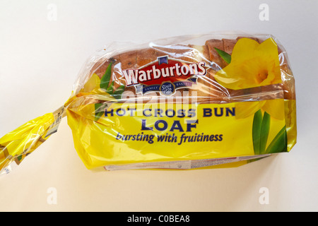 Hot Cross Bun Warburtons Pain pain fruité éclatant de prêts pour Pâques isolé sur fond blanc Banque D'Images