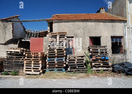 Maison magasin abandonné sans toit et les fenêtres. Banque D'Images