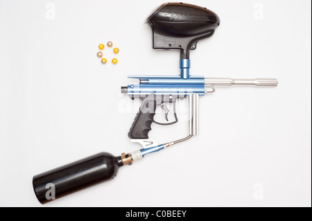 Un pistolet de paintball complet avec bouteille de gaz et balles de munitions sur un fond blanc Banque D'Images