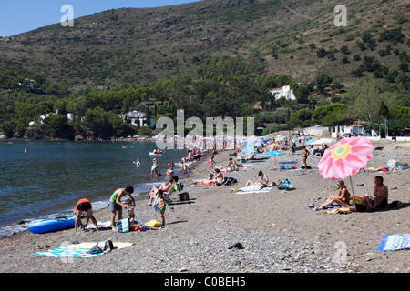 Les gens sur la plage à Cala Montjoi Parc naturel de Cap de Creus Emporda Catalogne Espagne Banque D'Images