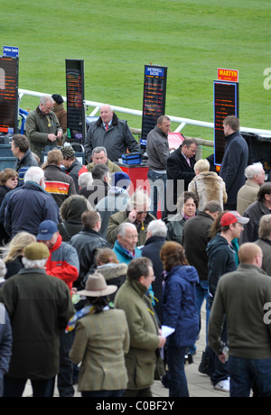 Parieurs et bookmakers à côté de l'hippodrome national Hunt à Fakenham. Banque D'Images