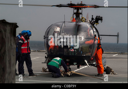 Alouette III de la marine française sur le pont de Banque D'Images