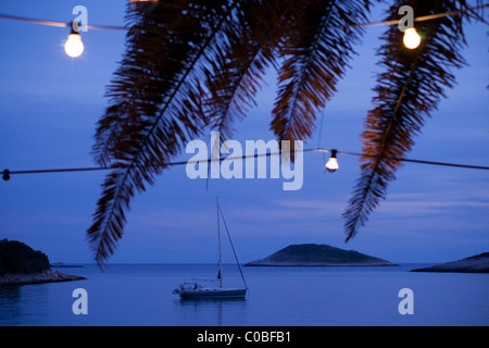 Voilier amarré dans la baie paisible. Mer Méditerranée - côte adriatique, Croatie, Hvar, Sveti Klement. Banque D'Images