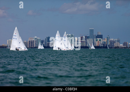 Star Class voilier racing sur Biscayne Bay passant ville de Miami Banque D'Images