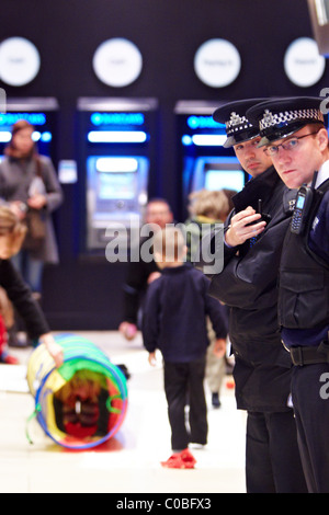 Moniteur de police protestataires de ukuncut à l'intérieur d'une succursale de la banque Barclays sur Tottenham Court Road Banque D'Images