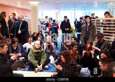 Les manifestants de ukuncut à l'intérieur d'une succursale de la banque Barclays sur Tottenham Court Road Banque D'Images