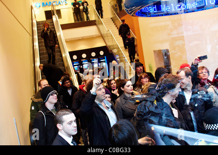 Les manifestants de ukuncut à l'intérieur d'une succursale de la banque Barclays sur Tottenham Court Road Banque D'Images