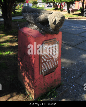 Effigie brun rouge sur socle avec plaque d'information d'El Invunche monstre mythique, Plaza de Armas, Ancud, Ile de Chiloé, Chili Banque D'Images