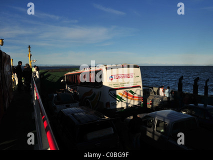 Vue du ciel bleu, vers les Andes, du Turibus, voitures, les passagers sur la passerelle d'un traversier de l'île de Chiloé à Pargua, Chili Banque D'Images