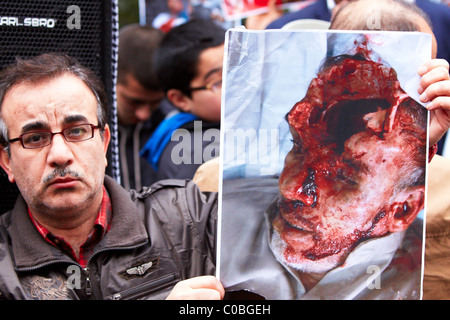 Contenu graphique. Manifestants devant l'ambassade du Bahreïn à Londres faire des photos des morts de l'agitation dans leur patrie Banque D'Images