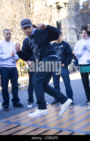 Les danseurs portent des vêtements d'avant-garde des jeunes entreprises de vêtements effectuer à Union Square au cours de la semaine de la mode à New York. Banque D'Images