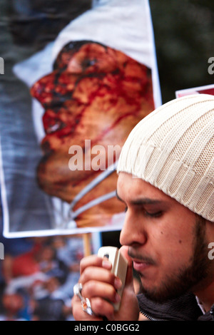 Contenu graphique. Manifestants devant l'ambassade du Bahreïn à Londres faire des photos des morts de l'agitation dans leur patrie Banque D'Images