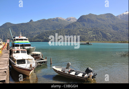 Ciel bleu de l'andin voir catamaran et bateaux amarrés dans le vert émeraude le lac Todos Los Santos, Peulla Jetty, Chili Banque D'Images