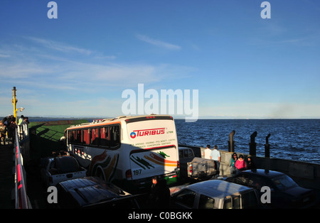 Blue View, à l'Andes, du Turibus, voitures, les passagers sur deck ombragé du canal de chacao en ferry depuis l'île de Chiloé à Pargua, Chili Banque D'Images