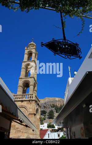 Vue sur le clocher, l'église de Panagia, Lindos, Rhodes, avec le château en arrière-plan Banque D'Images