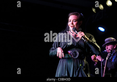 18 février 2011, Sacramento, CA - Crystal Gayle joue sur la scène à Thunder Valley casino à Rocklin, CA Banque D'Images