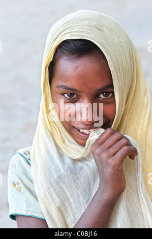 Heureux les pauvres Indiens de caste inférieure street girl smiling. L'Andhra Pradesh, Inde Banque D'Images