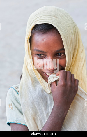 Heureux les pauvres Indiens de caste inférieure street girl smiling. L'Andhra Pradesh, Inde Banque D'Images