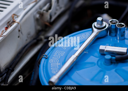 Outils sur le filtre à air du moteur rotatif. La réparation de voiture, mécanicien. Banque D'Images