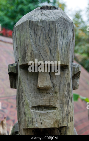 Sculpture en bois d'un homme à l'Giaria tombeau exposé dans le Musée vietnamien d'Ethnologie, Nguyen Van Huyen St, Nghi Tam, Hanoi, Banque D'Images