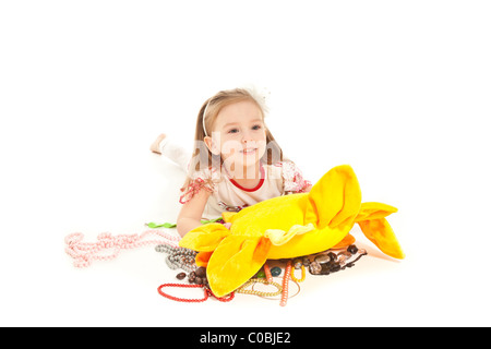 Petite fille avec toy et jewel se trouvant sur le plancher isolé sur blanc Banque D'Images