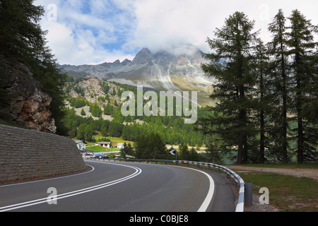 Route de montagne sinueuse et dangereuse - Serpentine Banque D'Images