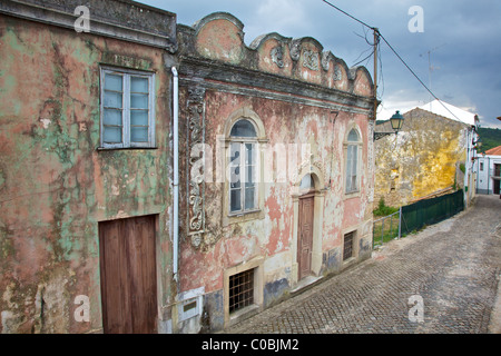 Villas colorés sur une rue pavée médiévale Banque D'Images