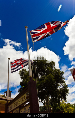 Union Jack et Murray River Flags flying together à Echuca, Australie Banque D'Images