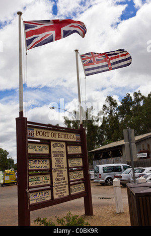 Union Jack et Murray River Flags flying together à Echuca, Australie Banque D'Images