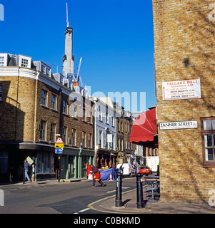 Le Shard building en construction au-dessus d'une hausse du niveau de la rue vue de Bermondsey Street et Tanner Street South London SE1 England UK KATHY DEWITT Banque D'Images