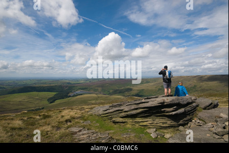 En regardant vers le réservoir de Kinder Kinder Pennine Way du Scoutisme Le Peak District en Angleterre Banque D'Images