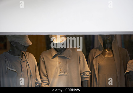 Les mannequins dans une boutique dans la vieille ville. Ibiza. L'Espagne. Banque D'Images