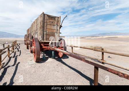 Wagons massif tiré par un mulet 20 transportés de l'équipe de l'Harmony borax works au chemin de fer, la vallée de la mort, États-Unis Banque D'Images