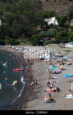 Les gens sur la plage à Cala Montjoi Parc naturel de Cap de Creus Emporda Catalogne Espagne Banque D'Images