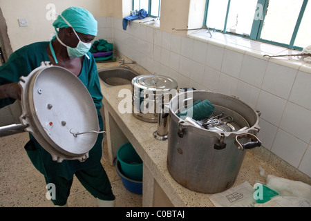 Un technicien de laboratoire utilise un autoclave dans un hôpital de district, en Ouganda Amuria, Afrique de l'Est. Banque D'Images