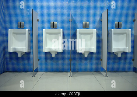 Rangée d'urinoirs dans une toilette publique Banque D'Images
