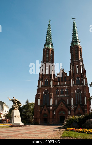 Style gothique Basilique de Saint. Michael Florian Église et monument de père, Ignacy Jan Skorupka, Varsovie, Prague, la Pologne du nord Banque D'Images