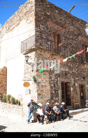 Les hommes sur coin, scène de rue, Real de Catorce une ancienne ville minière d'argent maintenant populaire avec touists San Luis Potosi Mexique Etat Banque D'Images