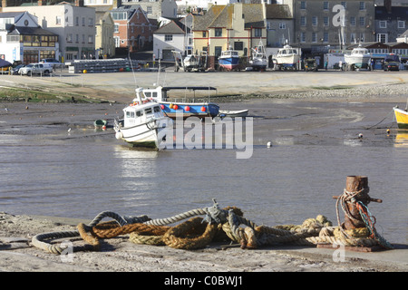 Vue sur le port avec les bateaux du Cobb, Lyme Regis. Village de pêcheurs bien connu du Dorset, destination touristique animée sur la côte jurassique Banque D'Images