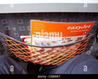 La sécurité à bord de carte dans la poche du siège d'airbus A319 d'easyjet Banque D'Images