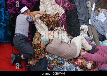 Négociants en textile ouïghour Kashgar marché dimanche, au Xinjiang Banque D'Images