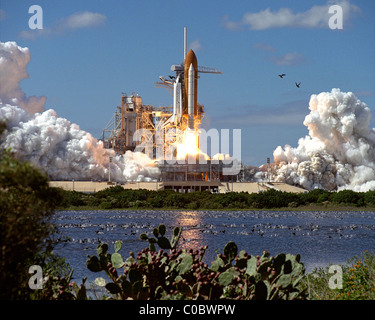 La navette spatiale Atlantis de la mission STS-66 au cours du lancement. Banque D'Images