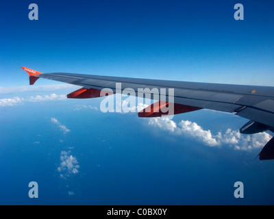 Airbus A319 d'easyjet à l'escadre d'avions à travers les volets et d'ailerons fenêtre montrant la voie du volet fairings Banque D'Images